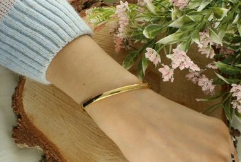 Stylowa bransoletka damska z pozłacanej stali nierdzewnej o owalnym kształcie. Szerokość 4 mm, obwód 17 cm, wygodne zapięcie na zatrzask. Klasyka i elegancja.3.jpg