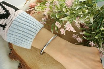 Klasyczna sztywna bransoletka damska ze stali szlachetnej. Szerokość 4 mm, obwód 17 cm, zapięcie na zatrzask. Styl minimalistyczny i uniwersalny.2.jpg