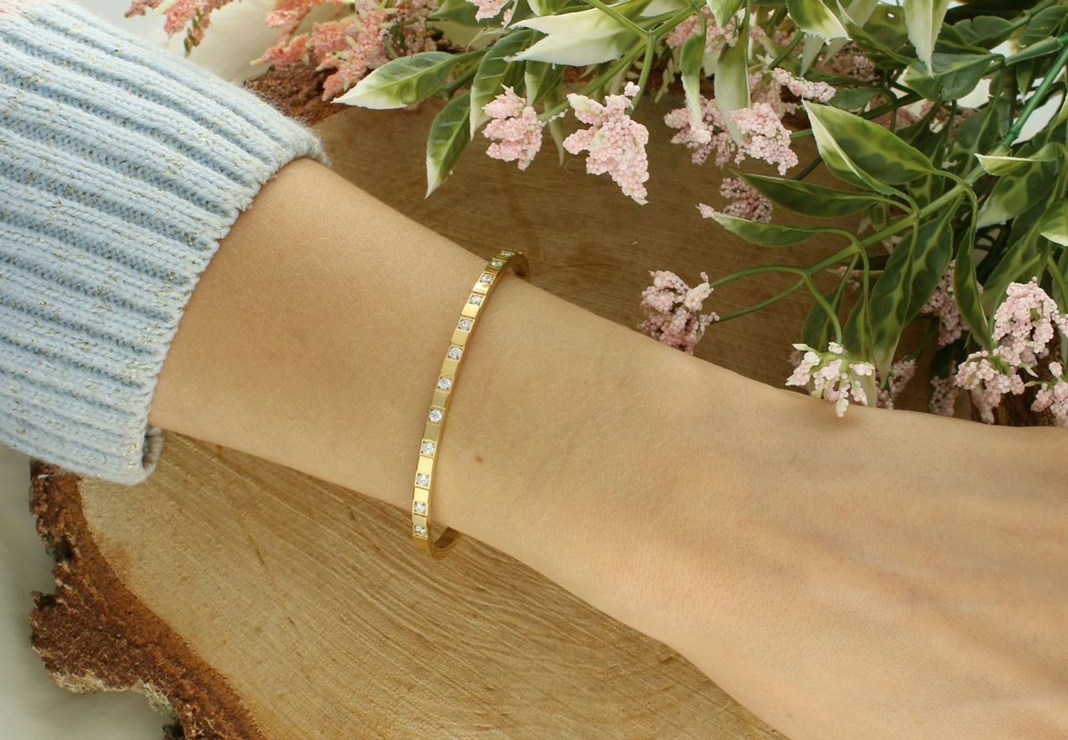 Stylowa bransoletka damska sztywna, stalowa pozłacana, zdobiona cyrkoniami. Obwód 17 cm, szerokość 3 mm. Idealna na co dzień i wyjątkowe okazje.1.jpg