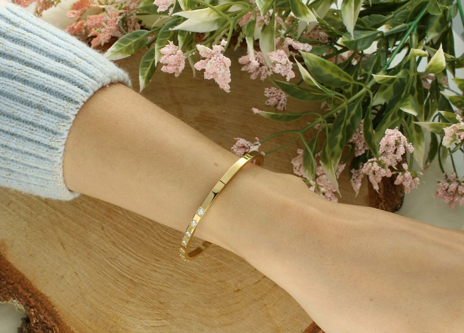 Stylowa bransoletka damska sztywna, stalowa pozłacana, zdobiona cyrkoniami. Obwód 17 cm, szerokość 3 mm. Idealna na co dzień i wyjątkowe okazje.1.jpg