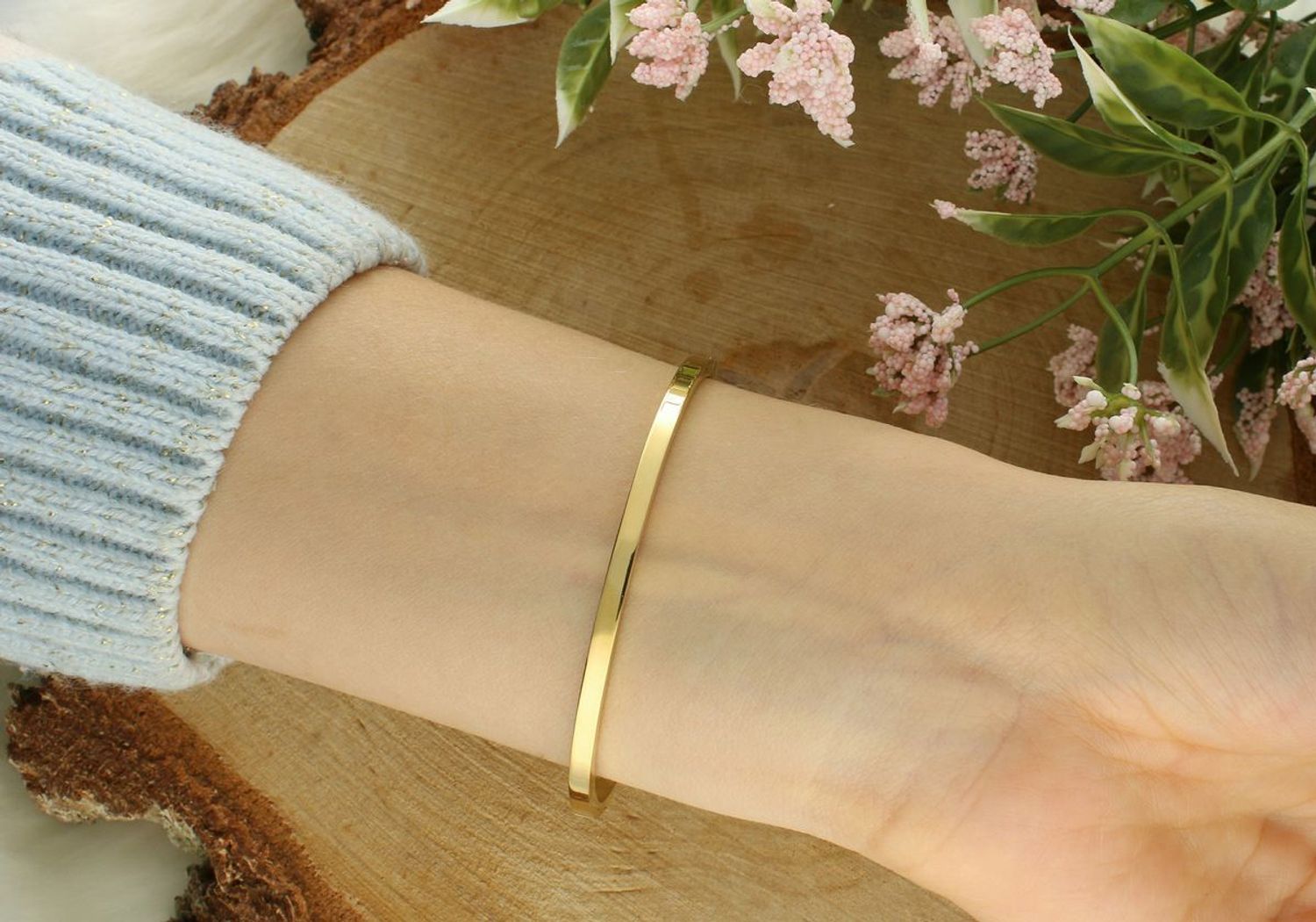 Stylowa bransoletka damska sztywna, stalowa pozłacana, zdobiona cyrkoniami. Obwód 17 cm, szerokość 3 mm. Idealna na co dzień i wyjątkowe okazje.1.jpg