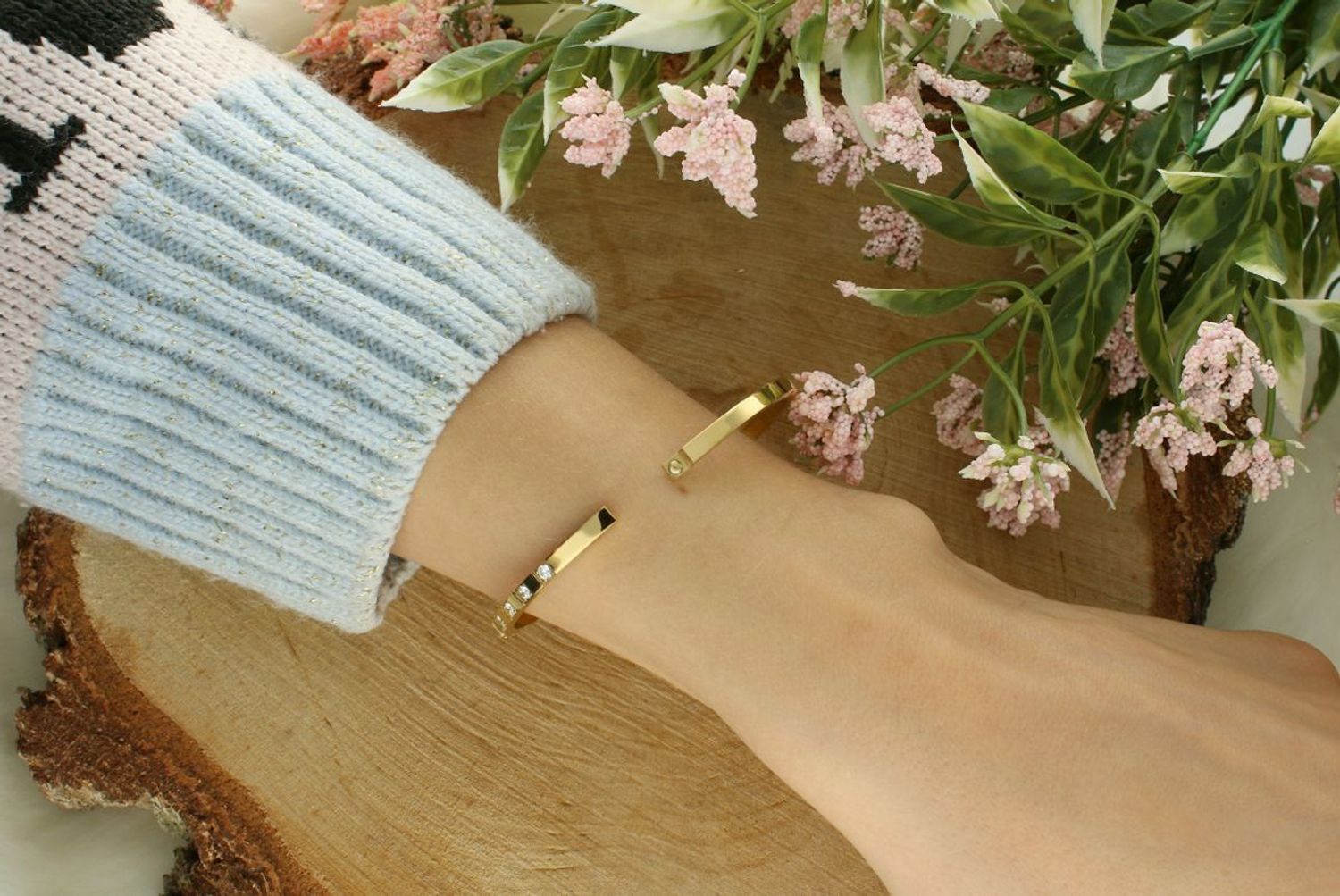 Stylowa bransoletka damska sztywna, stalowa pozłacana, zdobiona cyrkoniami. Obwód 17 cm, szerokość 3 mm. Idealna na co dzień i wyjątkowe okazje.1.jpg