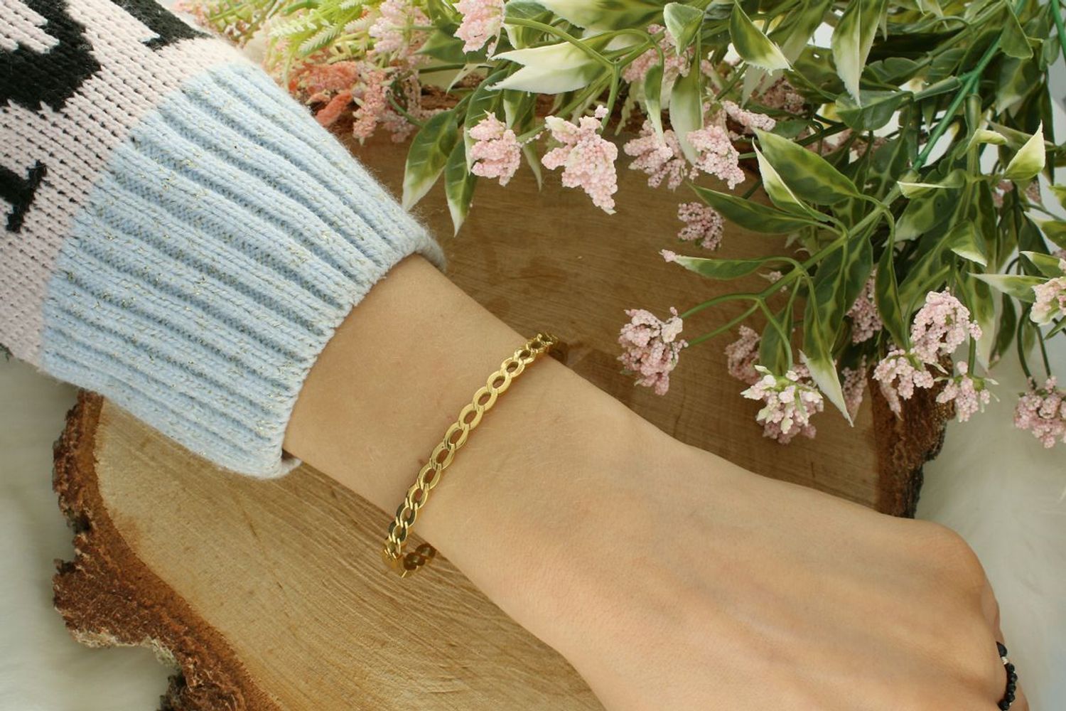 Bransoletka damska ze stali nierdzewnej z eleganckim wzorem. Szerokość 5 mm, obwód 17 cm, wygodne zapięcie na zatrzask. Stylowa biżuteria na co dzień i na specjalne okazje.11.jpg