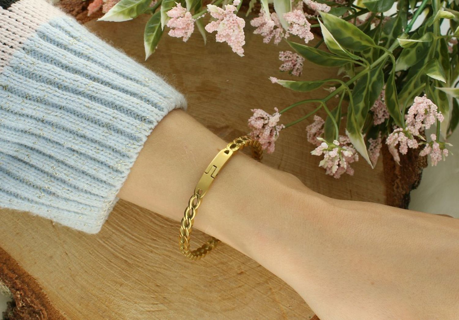 Bransoletka damska ze stali nierdzewnej z eleganckim wzorem. Szerokość 5 mm, obwód 17 cm, wygodne zapięcie na zatrzask. Stylowa biżuteria na co dzień i na specjalne okazje.11.jpg