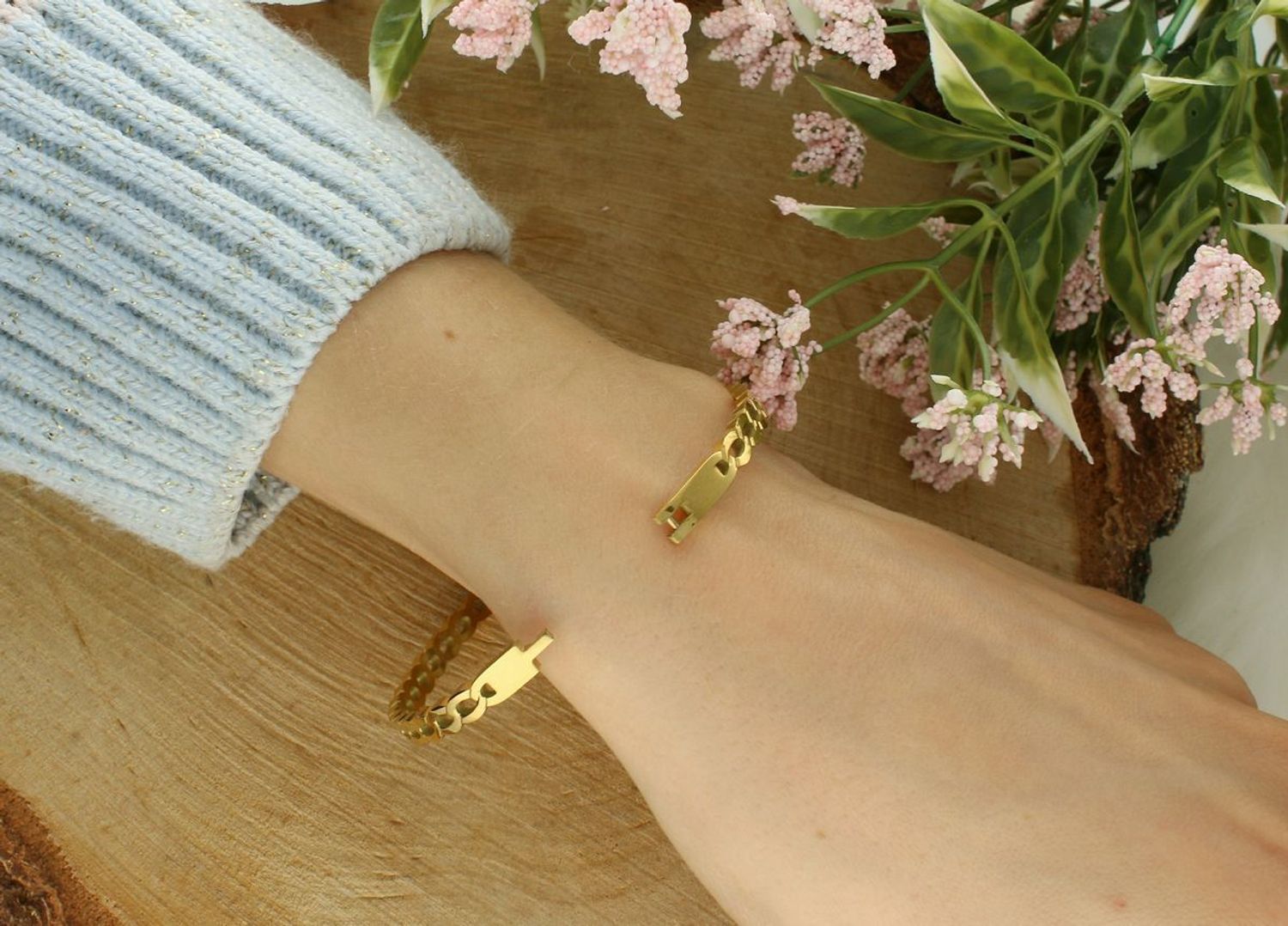 Bransoletka damska ze stali nierdzewnej z eleganckim wzorem. Szerokość 5 mm, obwód 17 cm, wygodne zapięcie na zatrzask. Stylowa biżuteria na co dzień i na specjalne okazje.11.jpg