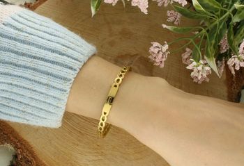 Bransoletka damska ze stali nierdzewnej z eleganckim wzorem. Szerokość 5 mm, obwód 17 cm, wygodne zapięcie na zatrzask. Stylowa biżuteria na co dzień i na specjalne okazje.3.jpg
