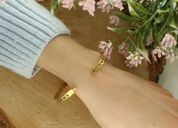 Bransoletka damska ze stali nierdzewnej z eleganckim wzorem. Szerokość 5 mm, obwód 17 cm, wygodne zapięcie na zatrzask. Stylowa biżuteria na co dzień i na specjalne okazje.5.jpg