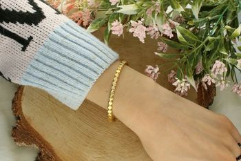 Sztywna bransoletka damska ze stali pozłacanej z okrągłymi zdobieniami. Obwód 17 cm, szerokość 4 mm, zapięcie na zatrzask. Elegancka i stylowa biżuteria do każdej stylizacji.2.jpg