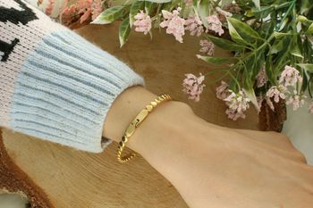 Sztywna bransoletka damska ze stali pozłacanej z okrągłymi zdobieniami. Obwód 17 cm, szerokość 4 mm, zapięcie na zatrzask. Elegancka i stylowa biżuteria do każdej stylizacji.3.jpg