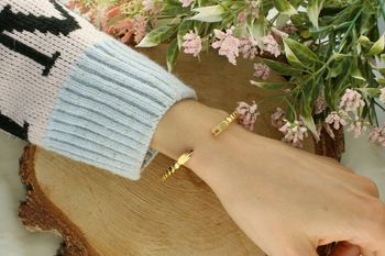 Sztywna bransoletka damska ze stali pozłacanej z okrągłymi zdobieniami. Obwód 17 cm, szerokość 4 mm, zapięcie na zatrzask. Elegancka i stylowa biżuteria do każdej stylizacji.4.jpg