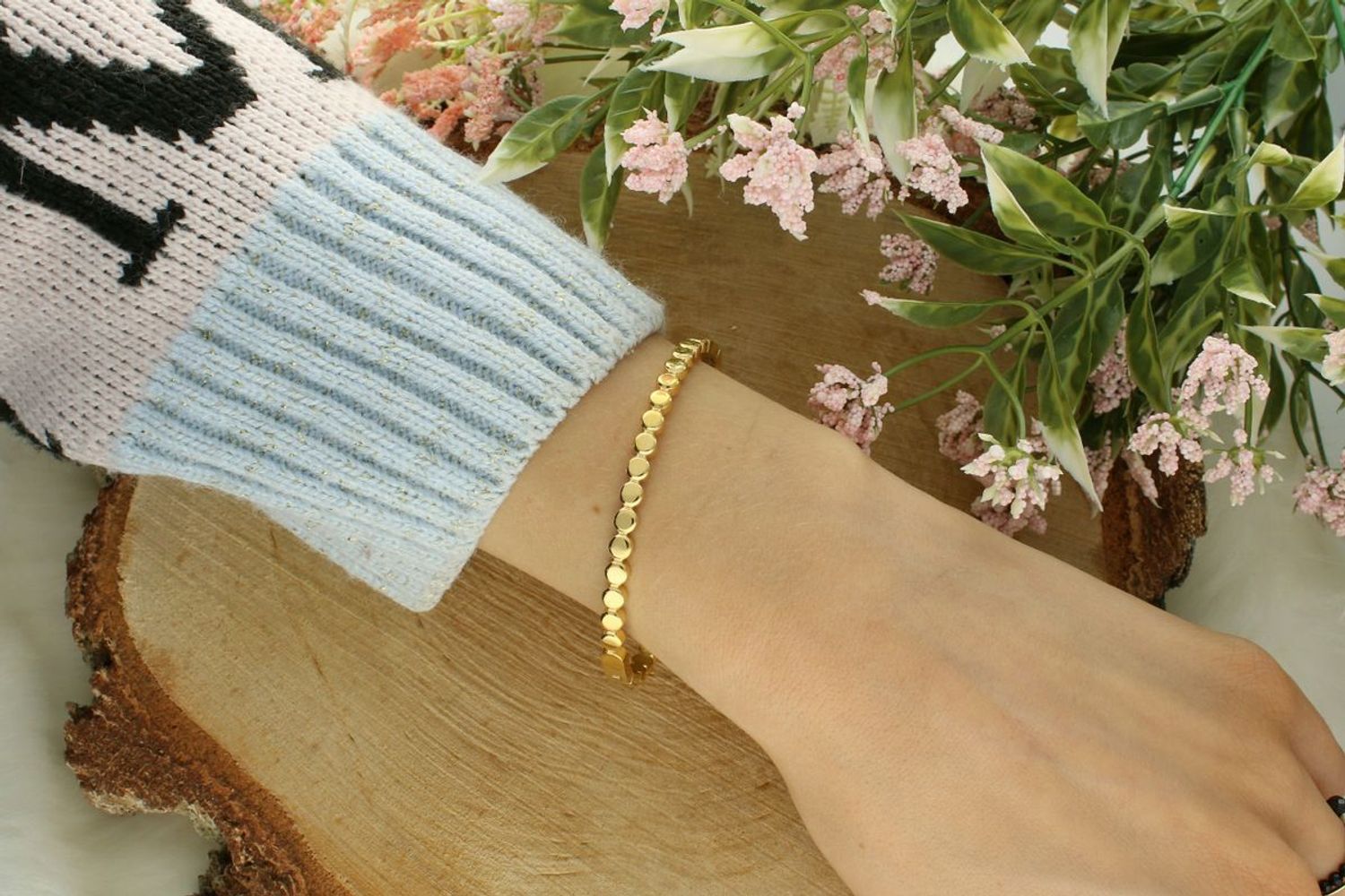 Sztywna bransoletka damska ze stali pozłacanej z okrągłymi zdobieniami. Obwód 17 cm, szerokość 4 mm, zapięcie na zatrzask. Elegancka i stylowa biżuteria do każdej stylizacji.1.jpg