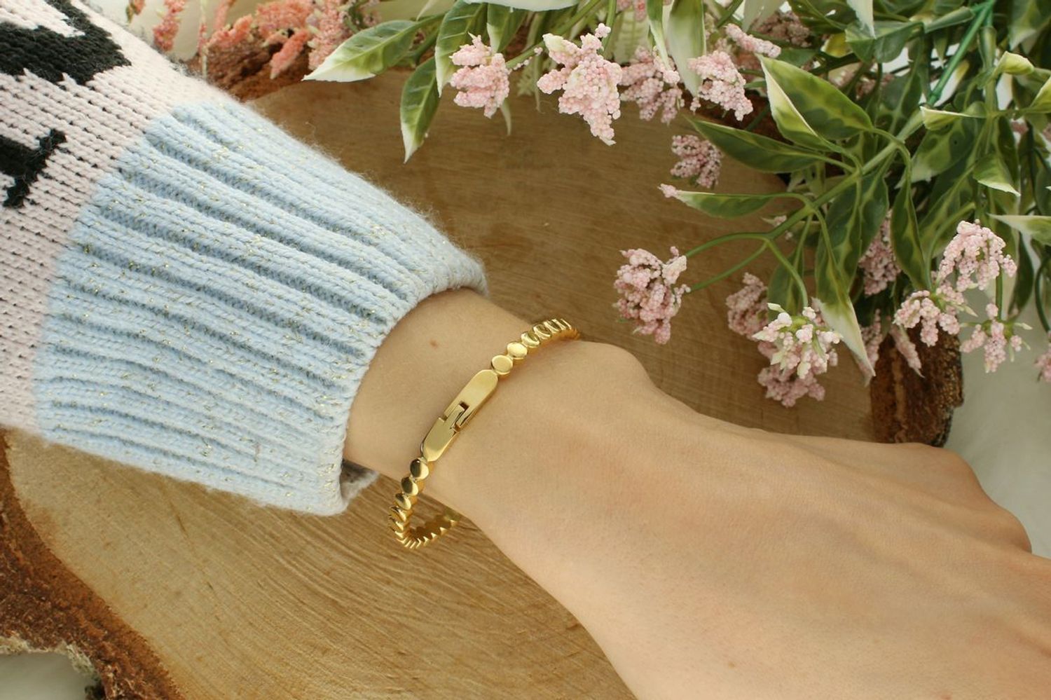 Sztywna bransoletka damska ze stali pozłacanej z okrągłymi zdobieniami. Obwód 17 cm, szerokość 4 mm, zapięcie na zatrzask. Elegancka i stylowa biżuteria do każdej stylizacji.1.jpg