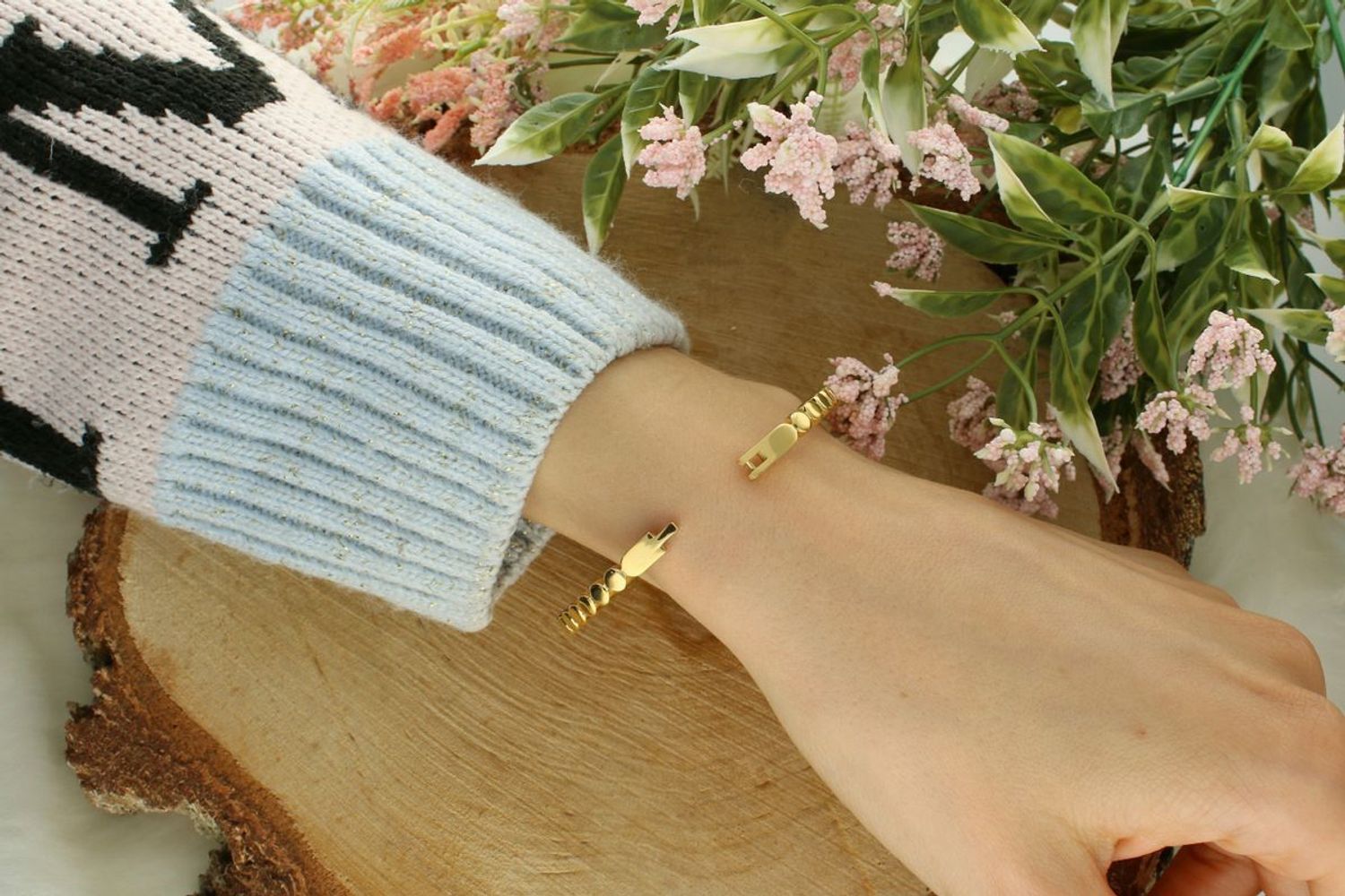 Sztywna bransoletka damska ze stali pozłacanej z okrągłymi zdobieniami. Obwód 17 cm, szerokość 4 mm, zapięcie na zatrzask. Elegancka i stylowa biżuteria do każdej stylizacji.1.jpg