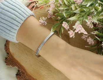 Sztywna bransoletka damska ze stali szlachetnej o szerokości 4 mm i obwodzie 17 cm. Elegancki design i zapięcie na zatrzask – stylowy dodatek na każdą okazję.2.jpg
