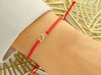 Subtelna bransoletka damska ze złota próby 585 na czerwonym sznurku z okrągłą zawieszką symbolem zodiaku Baran (8 mm). Ściągane zapięcie, regulowana długość, idealna na prezent lub osobisty 2.jpg