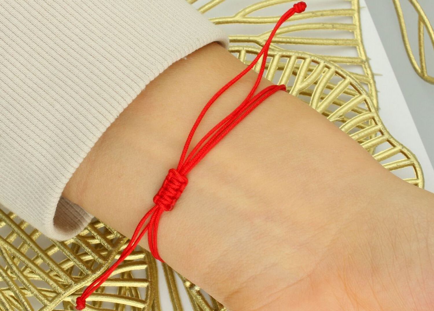 Subtelna bransoletka damska ze złota próby 585 na czerwonym sznurku z okrągłą zawieszką symbolem zodiaku Baran (8 mm). Ściągane zapięcie, regulowana długość, idealna na prezent lub osobisty 1.jpg