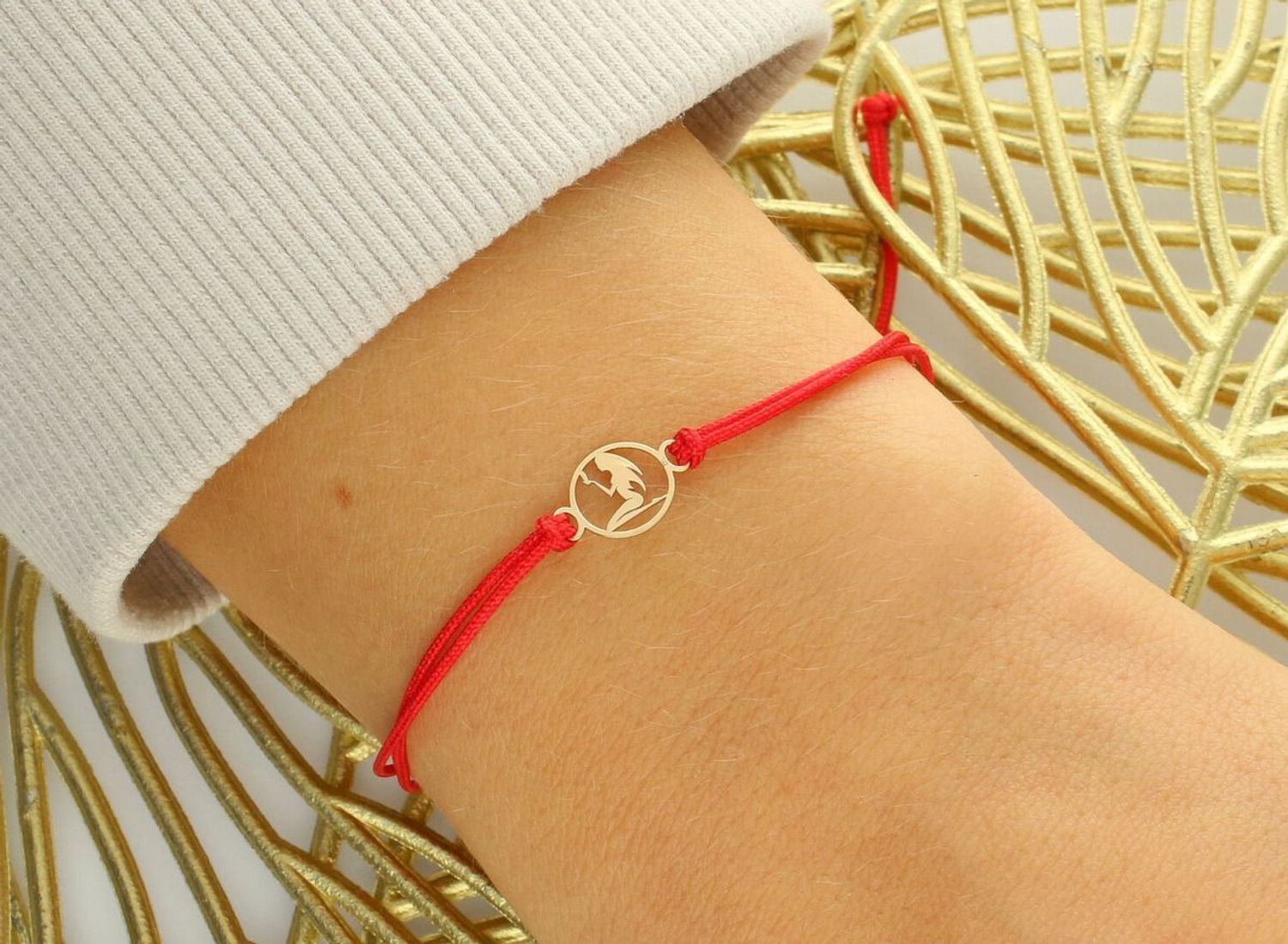 Złota bransoletka damska 585 z symbolem zodiaku Panna na czerwonym sznurku. Regulowane zapięcie, elegancka zawieszka 8 mm. Idealna na prezent dla zodiakalnej Panny lub jako 1.jpg