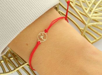 Złota bransoletka damska 585 z symbolem zodiaku Rak na czerwonym sznurku. Delikatna, regulowana, ze ściąganym zapięciem. Idealna jako prezent dla zodiakalnego Raka lub talizman szczęścia.2.jpg