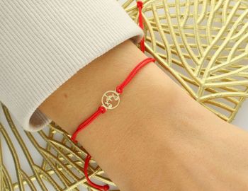 Subtelna bransoletka damska ze złota próby 585 na czerwonym sznurku z okrągłą zawieszką symbolem zodiaku Waga (8 mm). Ściągane zapięcie, regulowana długość, idealna na prezent lub osobisty 2.jpg