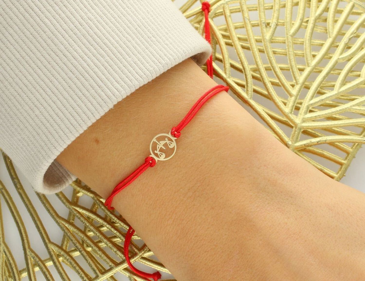 Subtelna bransoletka damska ze złota próby 585 na czerwonym sznurku z okrągłą zawieszką symbolem zodiaku Waga (8 mm). Ściągane zapięcie, regulowana długość, idealna na prezent 1.jpg