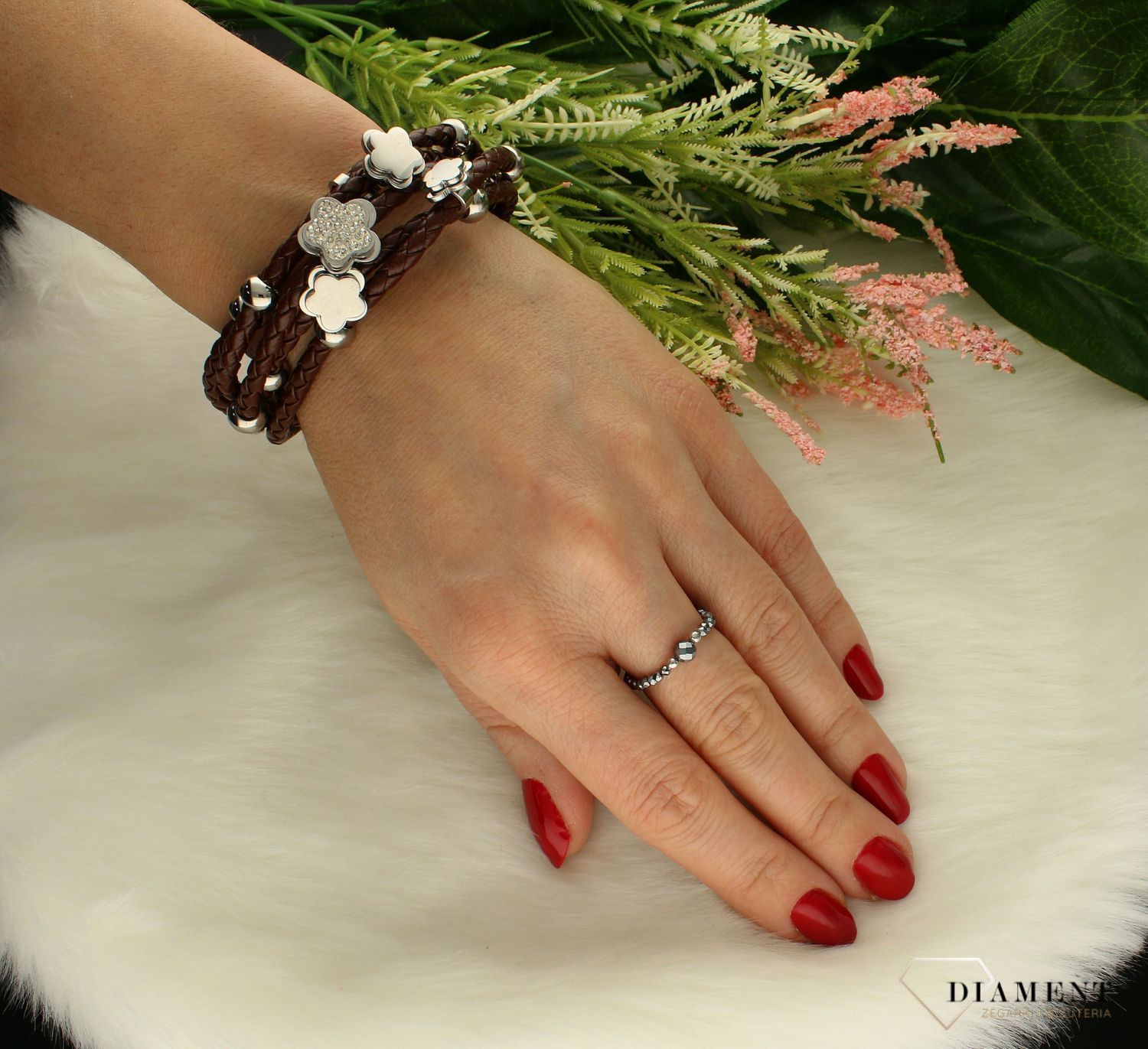 Bransoletka pleciony rzemyk kwiatki z cyrkonią DIA-BRA-BROWN-STAL. Wyjątkowa damska bransoletka, która łączy w sobie brązowy rzemyk i ozdobne zawieszki stalowe kwiatki w srebrnym kolorze, połączone w unikatowy wzór. Idealna .jpg