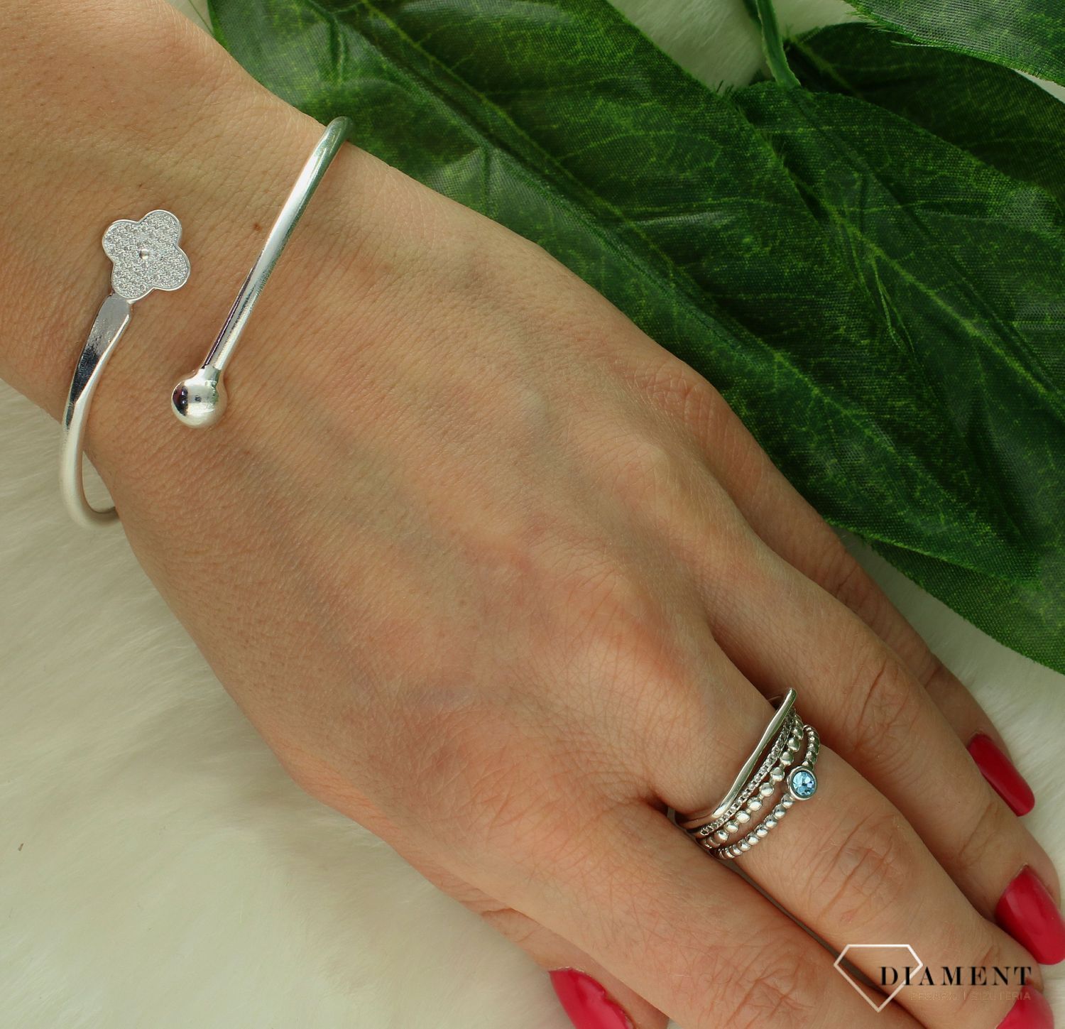 Srebrna bransoletka damska sztywna zakończona koniczynka DIA-BRA-BS91682-925.jpg