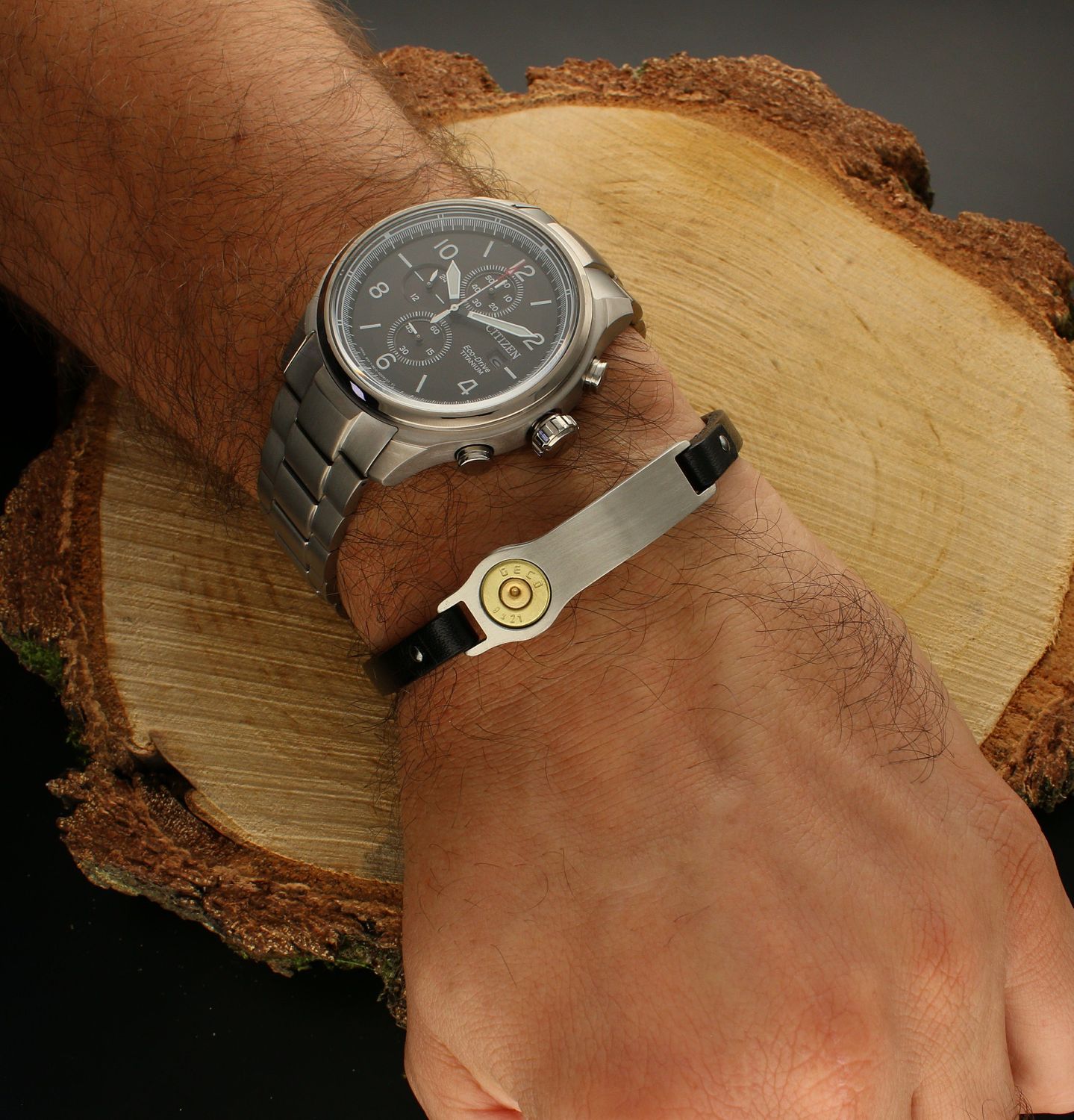 Bransoletka męska czarna skóra z blaszką do graweru DIA-BRA-BSPBA7136BLK. Bransoletka w kolorze czarnym i blaszką wykonana ze stali szlachetnej i skóry takie połączenie idealnie wpisuje się w wielkomiejski styl. W bransoletce zastoso.jpg