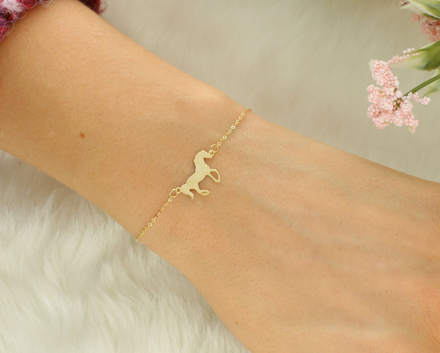 Złota bransoletka damska 333 celebrytka z motywem konia DIA-BRA-CEL186BG8K-333. Złota bransoletka damska. Złota bransoletka próby 333. Bransoletka złota z koniem. Celebrytka złota z koniem na prezent..jpg