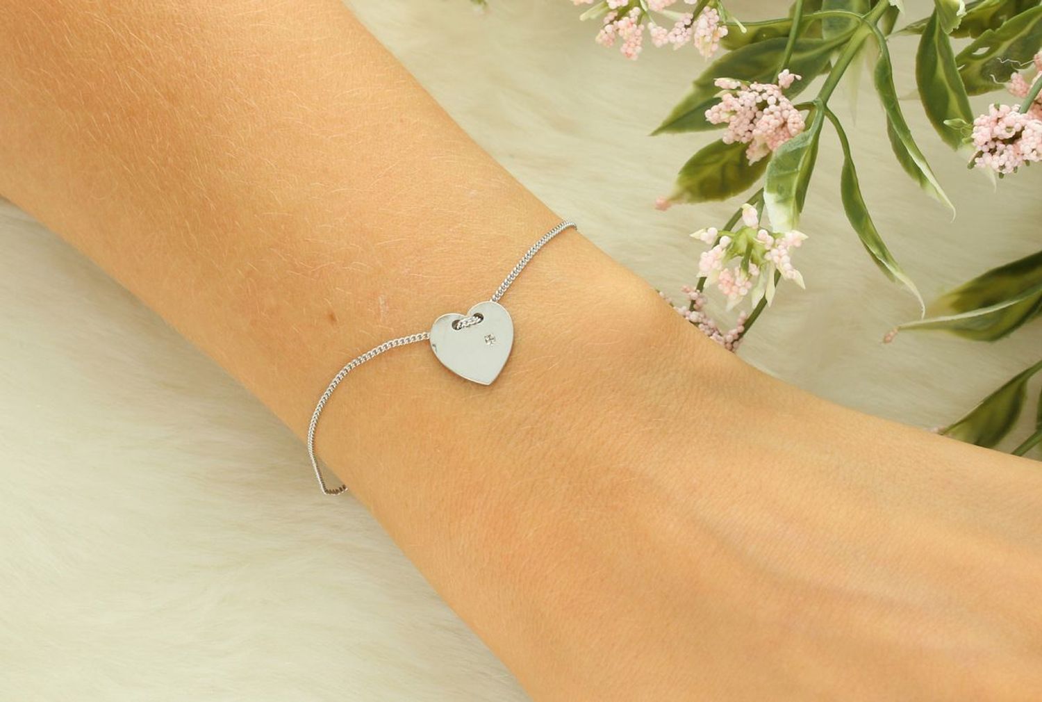 Bransoletka damska ze srebra próby 925, ozdobiona zawieszką w kształcie serca z brylantem. Długość 17+3 cm, zapięcie na karabińczyk, waga 1,90 g. Elegancka i ponadczasowa biżuteria.1.jpg