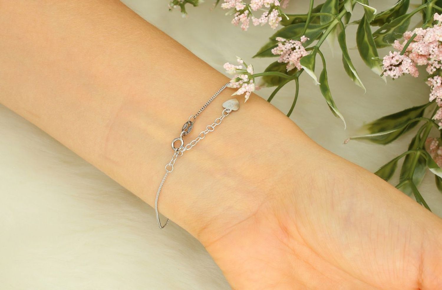 Bransoletka damska ze srebra próby 925, ozdobiona zawieszką w kształcie serca z brylantem. Długość 17+3 cm, zapięcie na karabińczyk, waga 1,90 g. Elegancka i ponadczasowa biżuteria.1.jpg