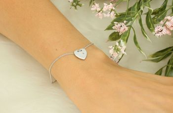 Bransoletka damska ze srebra próby 925, ozdobiona zawieszką w kształcie serca z brylantem. Długość 17+3 cm, zapięcie na karabińczyk, waga 1,90 g. Elegancka i ponadczasowa biżuteria.3.jpg