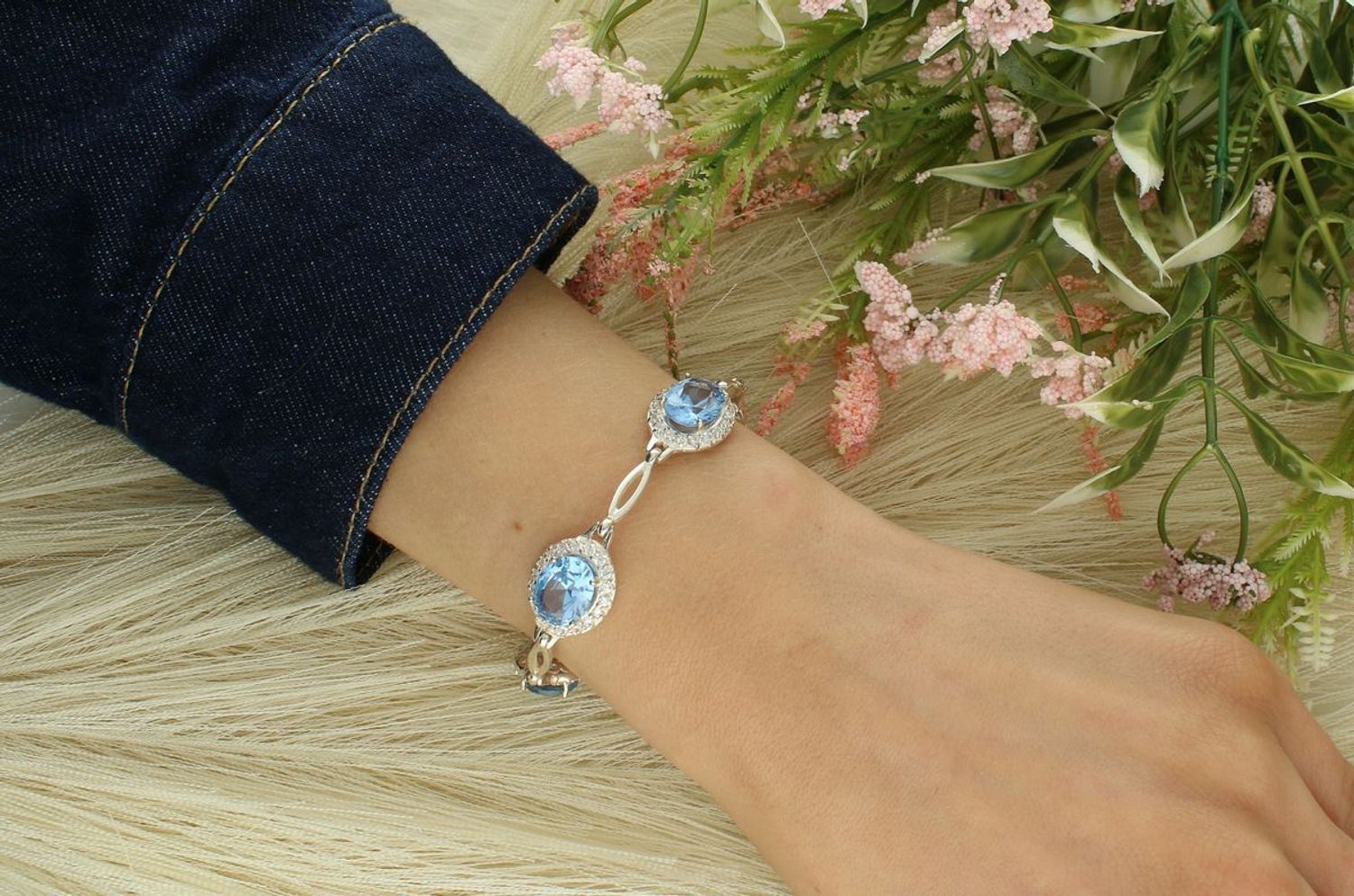 Olśniewająca srebrna bransoletka z dużymi niebieskimi i białymi cyrkoniami. Waga 17,30 g, długość 20 cm, zapinana na karabińczyk. Stylowy dodatek dla kobiet.1.jpg