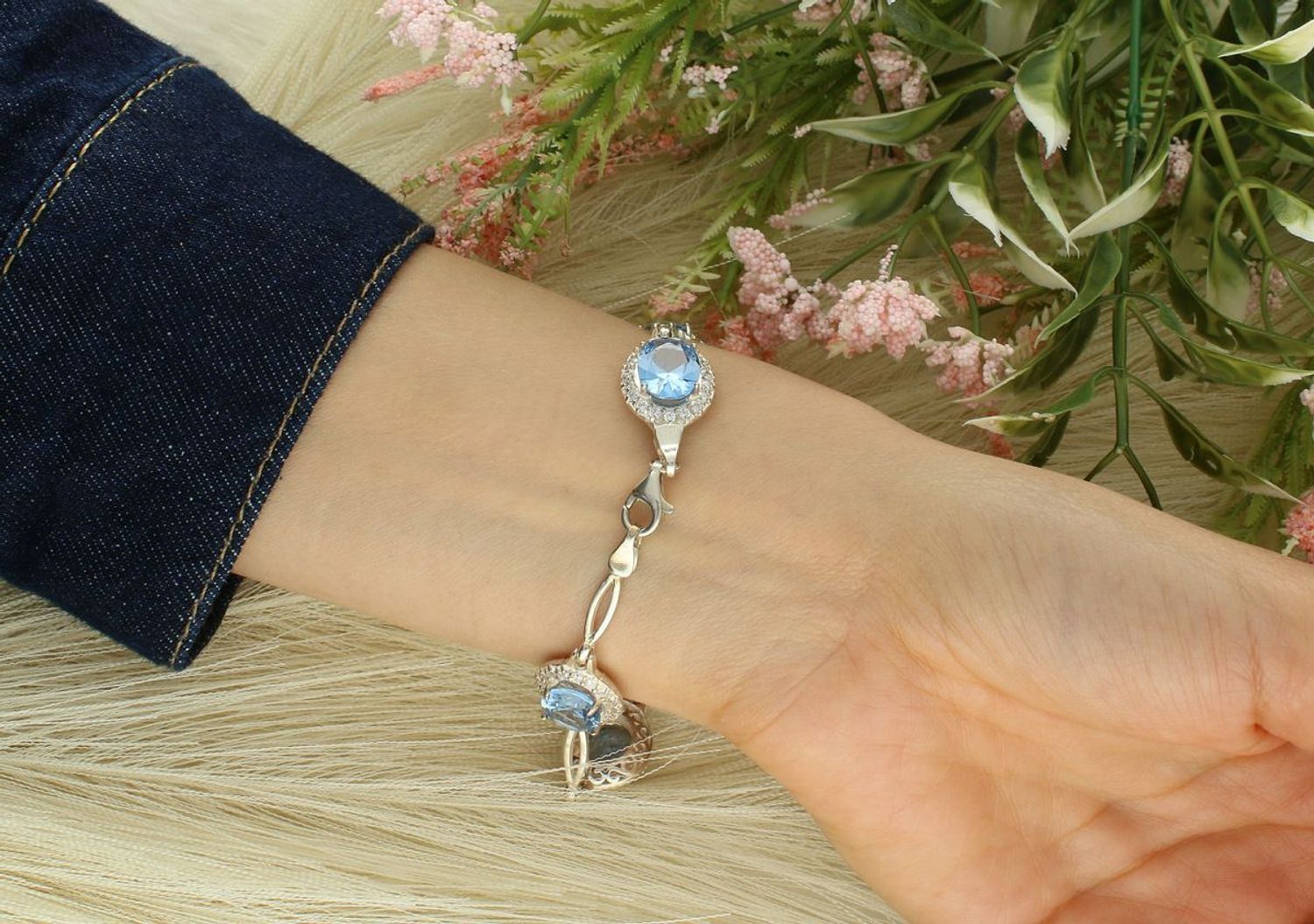 Olśniewająca srebrna bransoletka z dużymi niebieskimi i białymi cyrkoniami. Waga 17,30 g, długość 20 cm, zapinana na karabińczyk. Stylowy dodatek dla kobiet.1.jpg