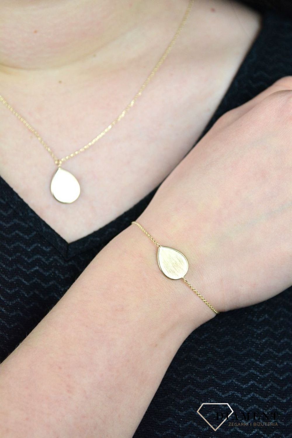 Złota bransoletka celebrytka z zawieszką o matowej powierzchni DIA-BRA-E059--585.jpg