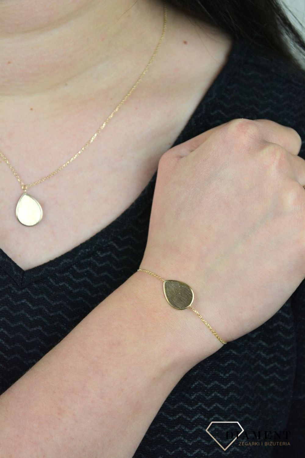 Złota bransoletka celebrytka z zawieszką o matowej powierzchni DIA-BRA-E059--585.jpg