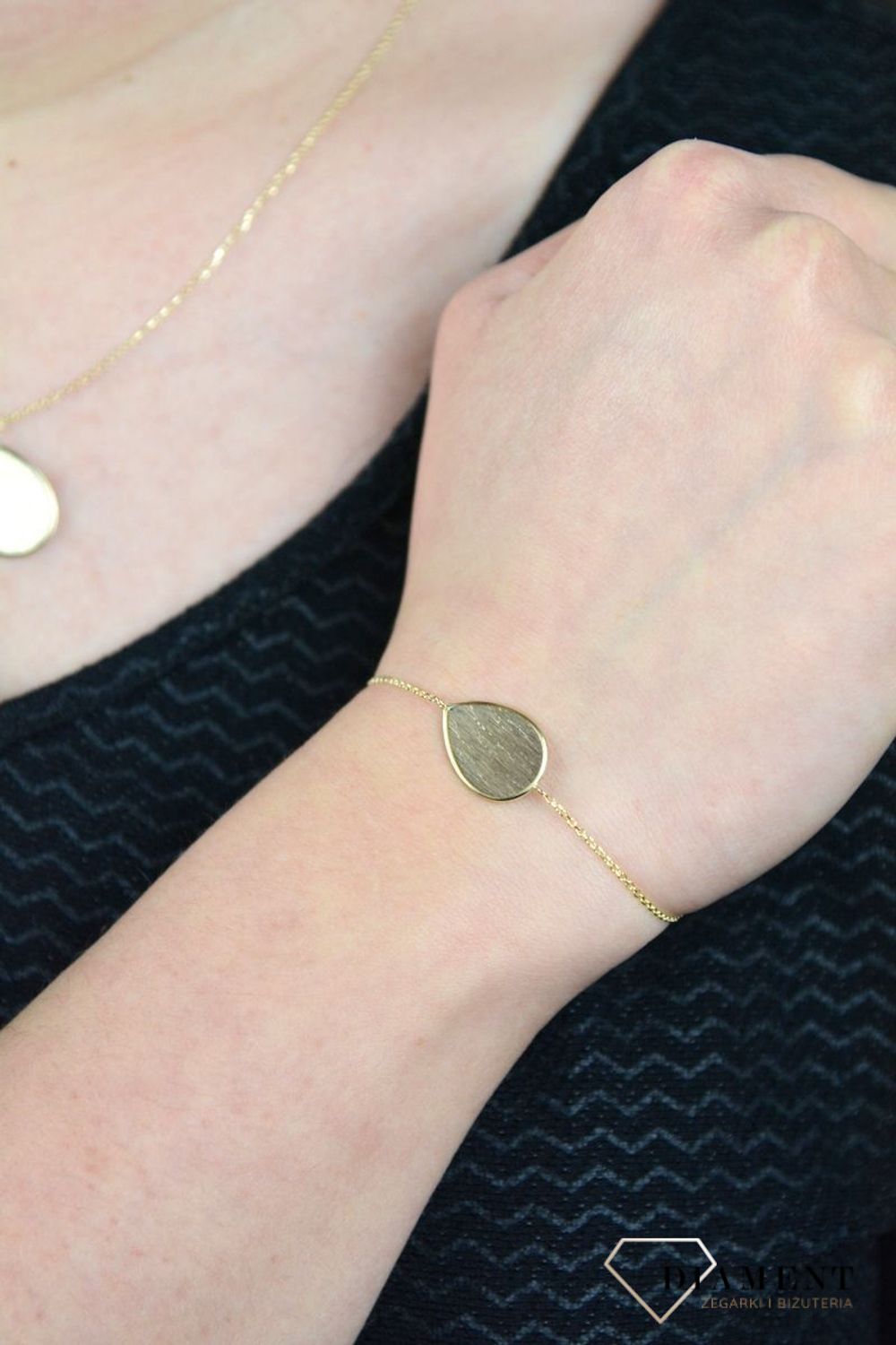 Złota bransoletka celebrytka z zawieszką o matowej powierzchni DIA-BRA-E059--585.jpg
