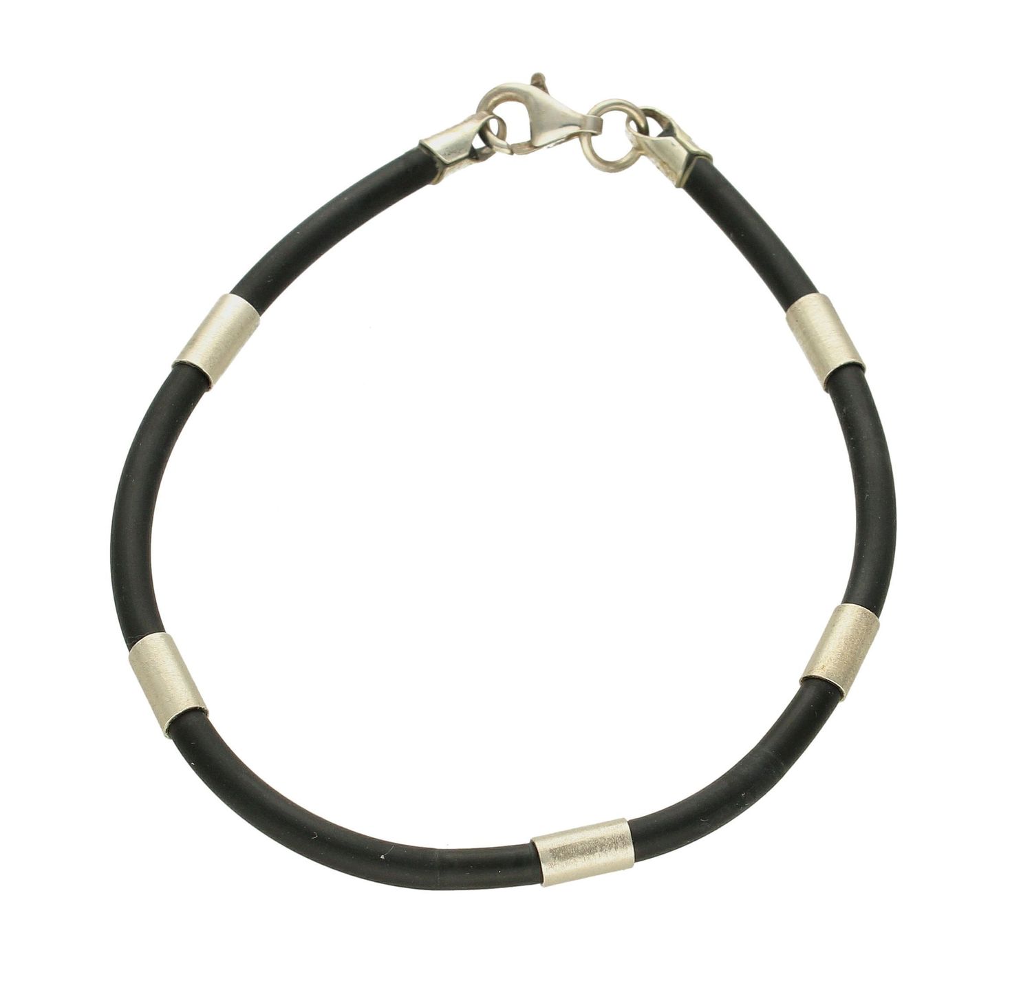 Bransoletka kauczukowa z elementami w kolorze srebrnym DIA-BRA-KAUCZUK-925. Bransoletka kauczukowa z elementami w kolorze srebrnym. Wyjątkowa damska lub męska bransoletka, wykonana z kauczuku. Idealna kauczkowa bransoletka d.jpg