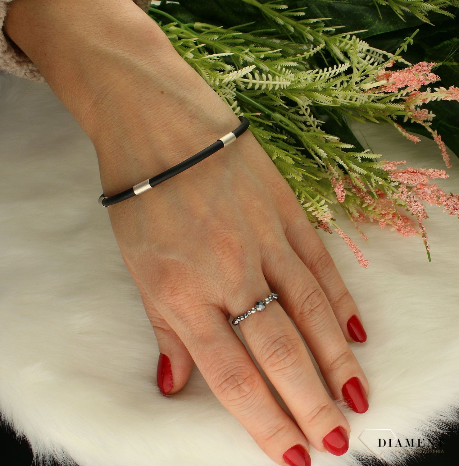 Bransoletka kauczukowa z elementami w kolorze srebrnym DIA-BRA-KAUCZUK-925. Bransoletka kauczukowa z elementami w kolorze srebrnym. Wyjątkowa damska lub męska bransoletka, wykonana z kauczuku. Idealna kauczkowa bransoletka d.jpg