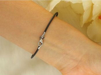 Stylowa bransoletka z kauczuku z elementem srebrnym próby 925. Długość 20 cm, zapięcie na karabińczyk, waga 3,26 g. Idealna na co dzień i na prezent (1).jpg