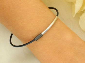Stylowa bransoletka z kauczuku z elementem srebrnym próby 925. Długość 20 cm, zapięcie na karabińczyk, waga 3,26 g. Idealna na co dzień i na prezent (2).jpg