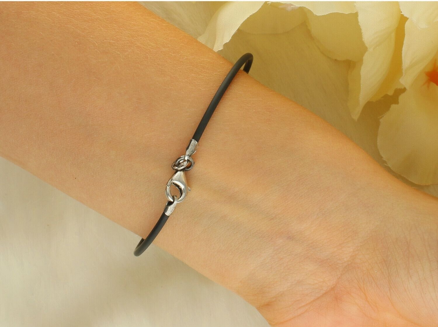 Stylowa bransoletka z kauczuku z elementem srebrnym próby 925. Długość 20 cm, zapięcie na karabińczyk, waga 3,26 g. Idealna na co dzień i na prezent.1.jpg