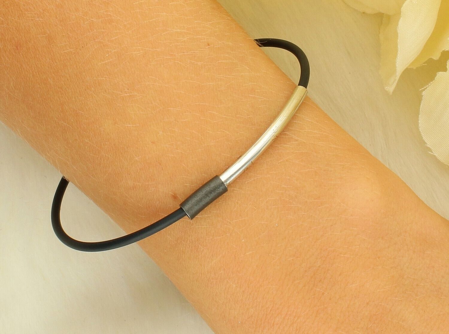 Stylowa bransoletka z kauczuku z elementem srebrnym próby 925. Długość 20 cm, zapięcie na karabińczyk, waga 3,26 g. Idealna na co dzień i na prezent.1.jpg