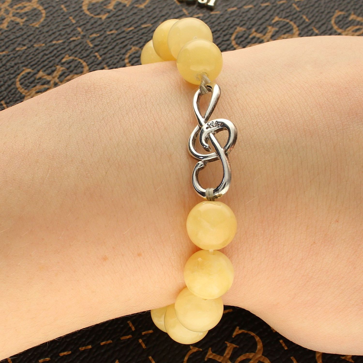 Bransoletka damska koraliki klucz wiolinowy DIA-BRA-KLUCZ-WIOLINOWY1-925. Bransoletka damska z koralików. Bransoletka damska w jasnym kolorze z zawieszką (1).jpg