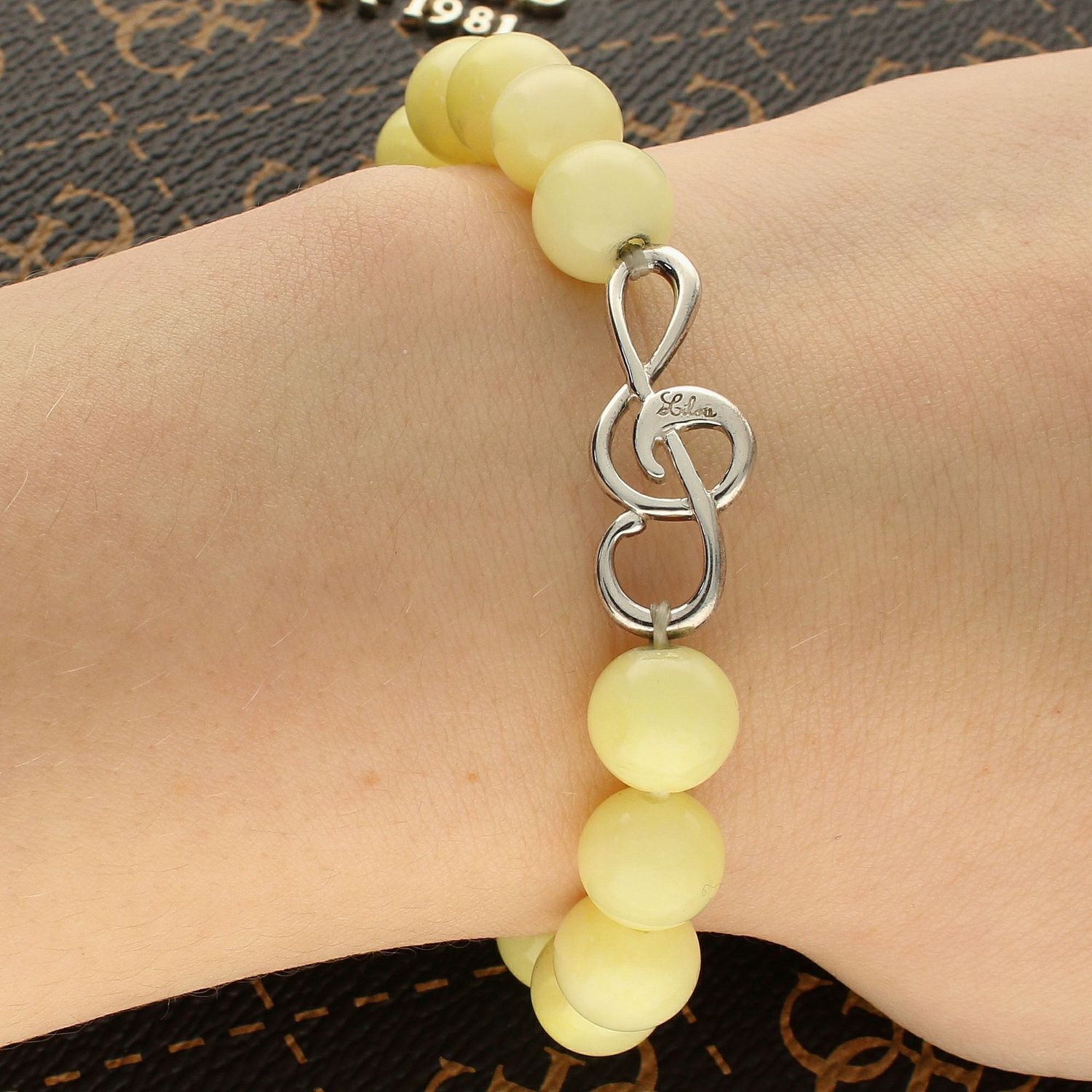 Bransoletka damska z koralików z zawieszką klucz wiolinowy DIA-BRA-KLUCZ-WIOLINOWY2-925. Bransoletka damska ze srebrną zawieszką. Bransoletka z kluczem wiolinowym.  (2).jpg