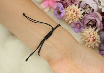 Muzyczna bransoletka damska na czarnym rzemyku z kluczem wiolinowym. Pozłacane srebro 925, zawieszka 3,0 x 1,1 cm, regulowane zapięcie. Idealna dla każdej miłośniczki muzyki.4.jpg