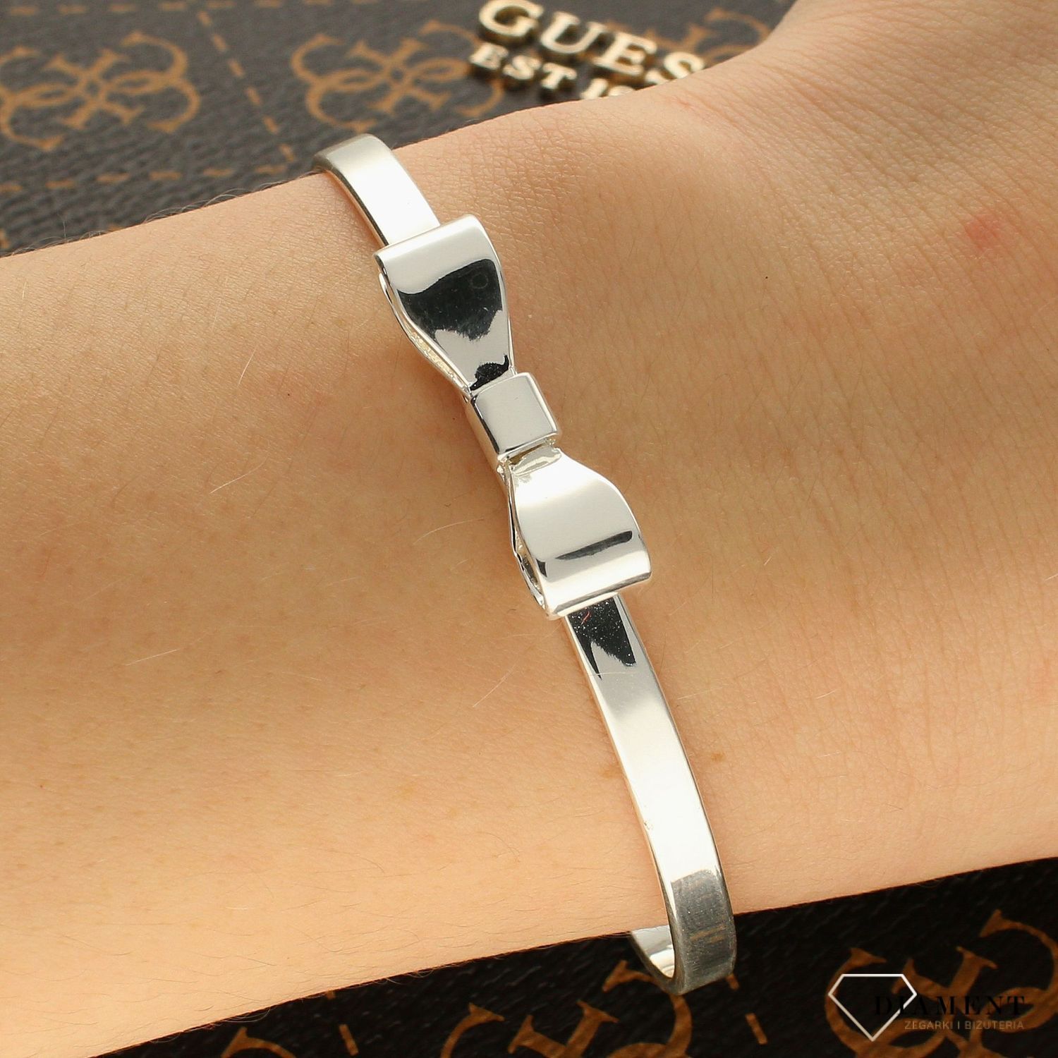 Bransoletka damska sztywna na biglu 'sztywna kokardka' DIA-BRA-KOKARDA-S. Bransoletka Karpiński Klasyczna z kokardką - bransoletka typu obręcz w kolorze srebra delikatnie przyozdobiona kokardką.  (1).jpg