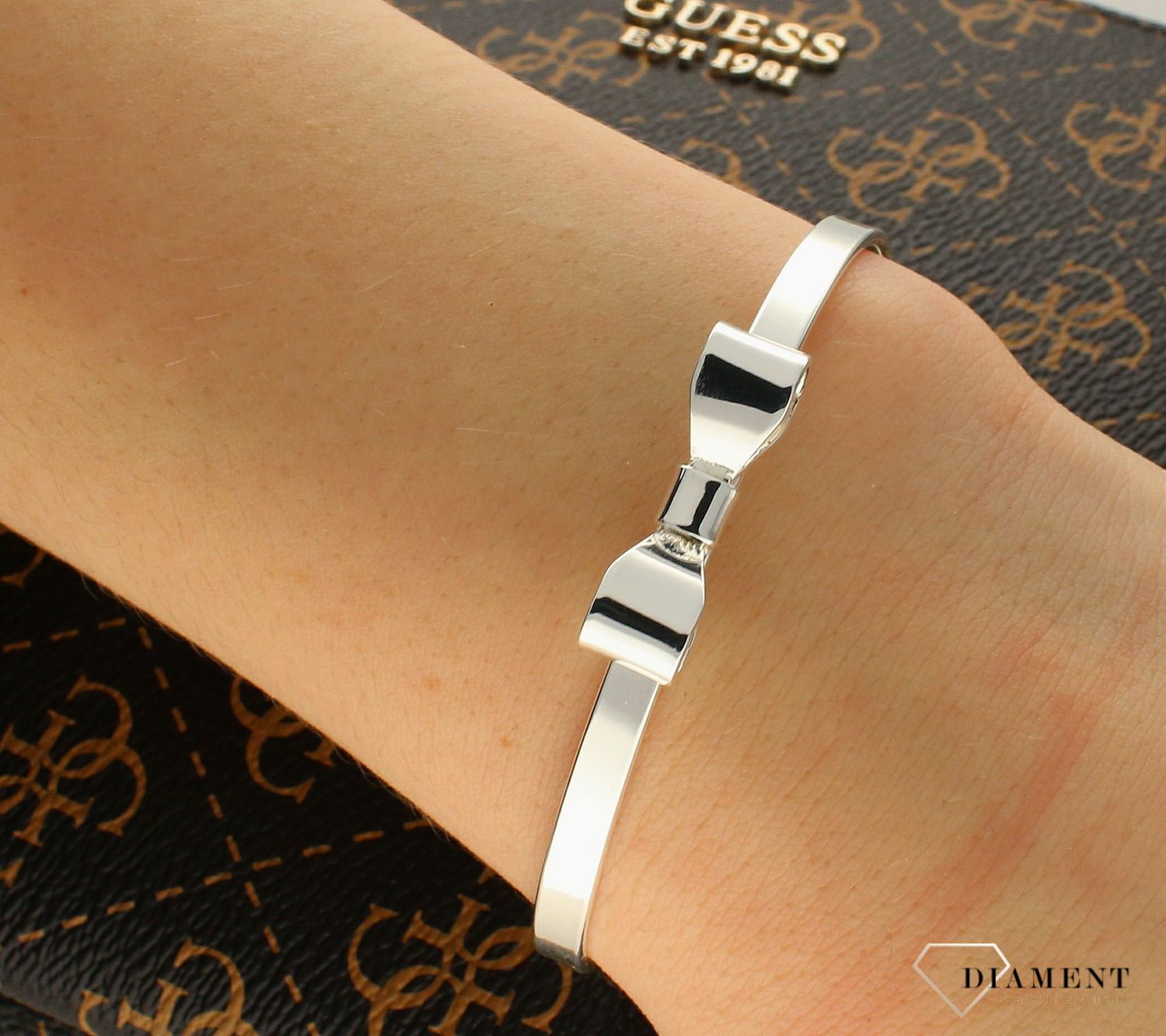 Bransoletka damska sztywna na biglu 'sztywna kokardka' DIA-BRA-KOKARDA-S. Bransoletka Karpiński Klasyczna z kokardką - bransoletka typu obręcz w kolorze srebra delikatnie przyozdobiona kokardką.  (1).jpg