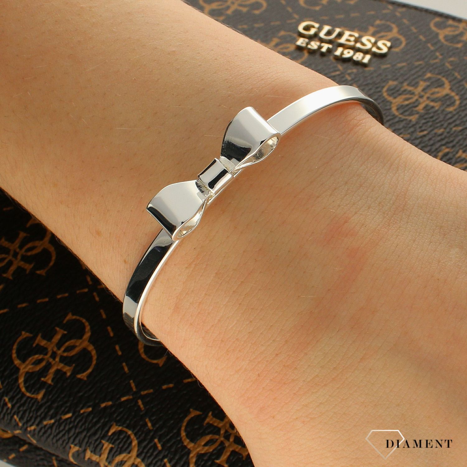 Bransoletka damska sztywna na biglu 'sztywna kokardka' DIA-BRA-KOKARDA-S. Bransoletka Karpiński Klasyczna z kokardką - bransoletka typu obręcz w kolorze srebra delikatnie przyozdobiona kokardką.  (1).jpg