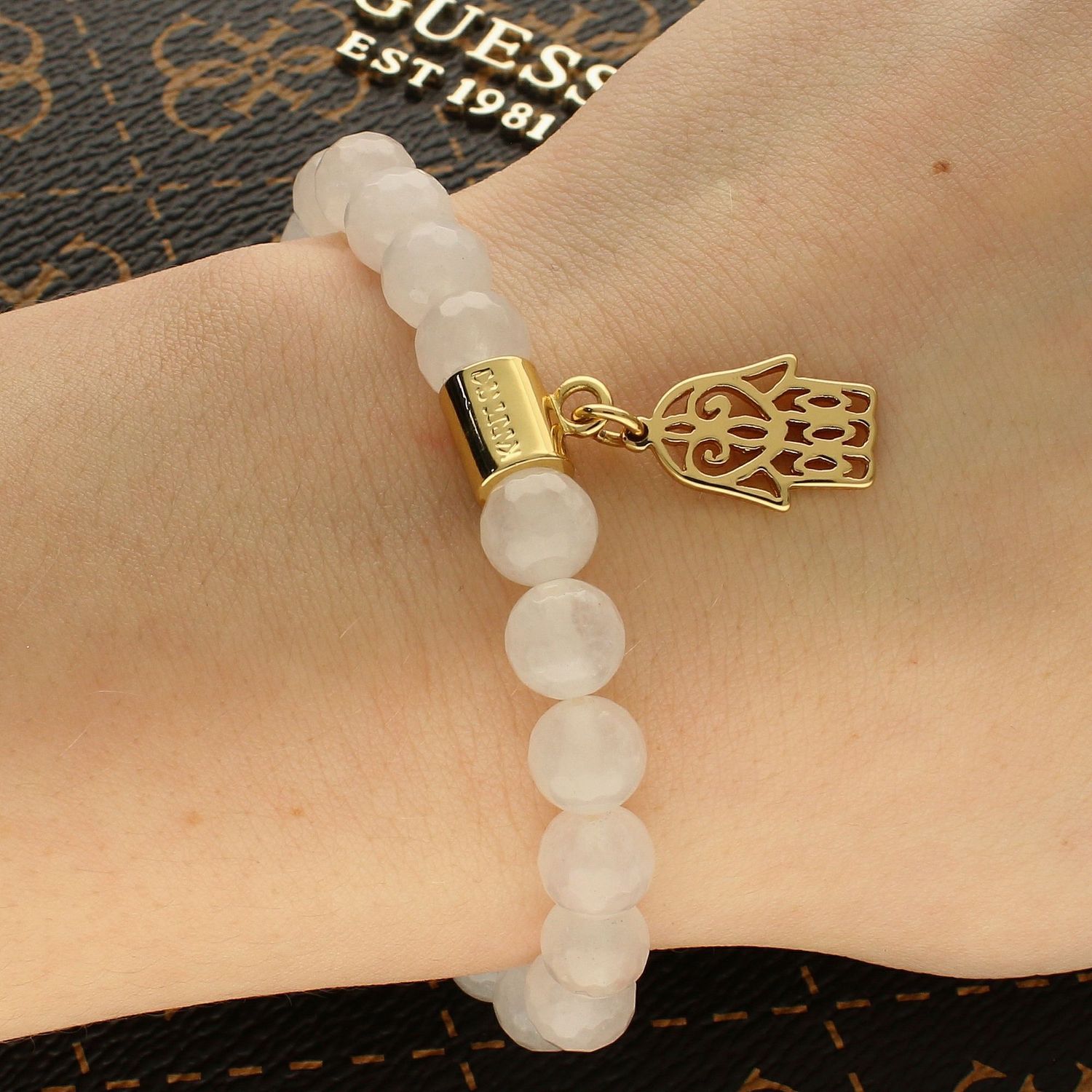 Bransoletka damska koraliki z zawieszką Ręka Fatimy DIA-BRA-KORALIKI-FATIMA-2. Bransoletka damska koraliki w odcieniu mlecznym z zawieszką. Zawieszka Ręka Fatimy (2).jpg