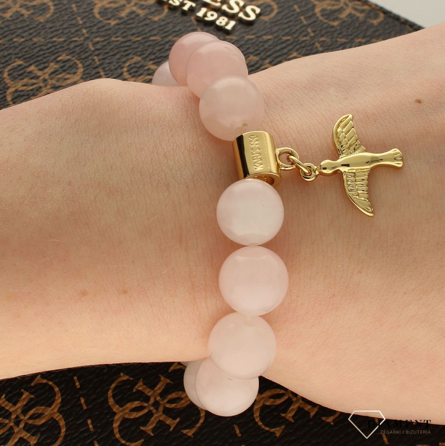 Bransoletka damska koraliki z zawieszką Gołąbek DIA-BRA-KORALIKI-GOŁĄB. Wyjątkowa damska bransoletka z koralików w różowym kolorze i zawieszki pozłacanej w kształcie gołębia.  (2).jpg